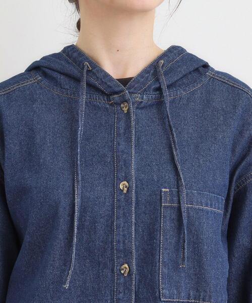 SHOO・LA・RUE（シューラルー）の「【S-LL】こなれ感ある着こなしに デニムフーディーブルゾン（デニムジャケット・レディース・ブルー/ネイビー・03/02/01/04）」の14枚目の写真