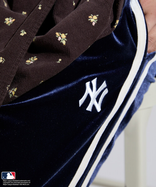 FREAK'S STORE（フリークスストア）の「限定展開　MLB/エムエルビー MLB ベロアトラックパンツ ＜セットアップ対応＞（その他パンツ・レディース・オフホワイト/レッド/ネイビー・ﾌﾘ-）」の8枚目の写真