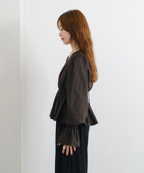 Kastane（カスタネ）の「【無地&チェック】B カットアウトペプラムブラウス（シャツ/ブラウス・レディース・アイボリー/グリーン/ブラウン・FREE）」の5枚目の写真