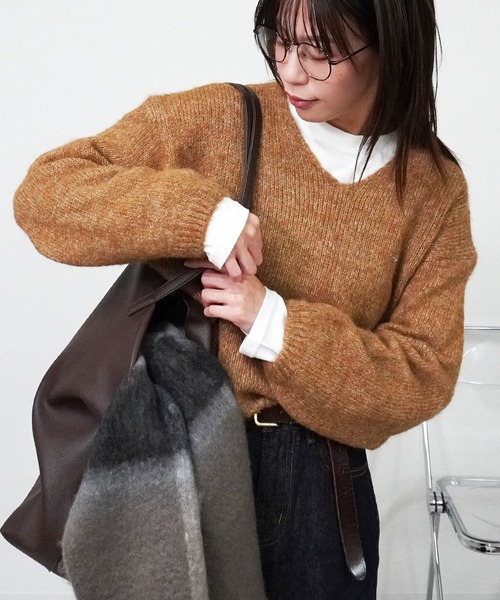 gossara(ゴサラ)の「【程よいオーバーサイズ】Vネックモヘアニット(ニット/セーター・レディース・ベージュ/ブラウン/チャコールグレー・FREE)」の5枚目の写真