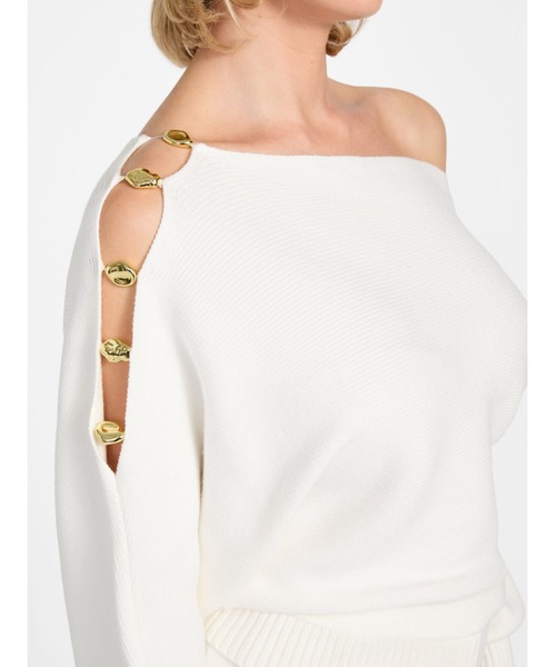 Guess（ゲス）の「Long Sleeves Off Shoulder Beaded Jamia Sweater オフショルダートップス（ニット/セーター・レディース・ホワイト・SMALL/MEDIUM）」の3枚目の写真