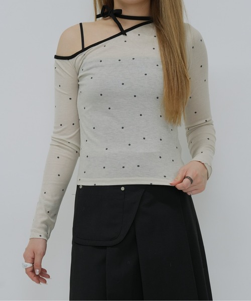 Enewd nina(エニュードニーナ)の「ドットワンオフショルダートップス(Tシャツ/カットソー・レディース・アイボリー/ブラック・FREE)」の2枚目の写真
