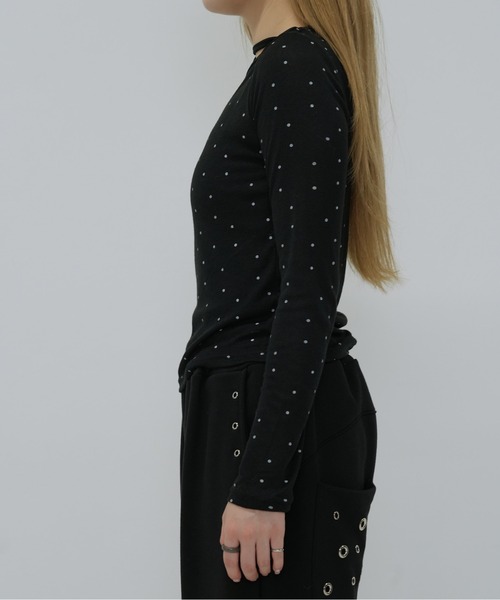 Enewd nina(エニュードニーナ)の「ドットワンオフショルダートップス(Tシャツ/カットソー・レディース・アイボリー/ブラック・FREE)」の13枚目の写真