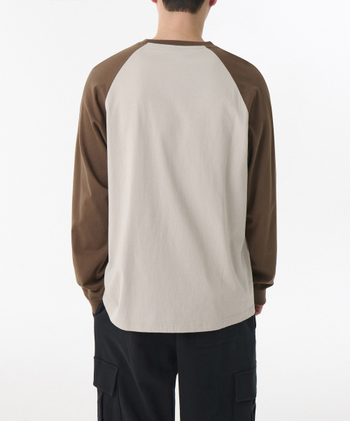 MUSINSA STANDARD（ムシンサスタンダード）の「リラックスドリップカフスラグラン長袖Tシャツ[マッシュルーム/ブラウン]（Tシャツ/カットソー・メンズ・その他・LARGE/X-LARGE/XX-LARGE/MEDIUM/SMALL/XXX-LARGE）」の2枚目の写真