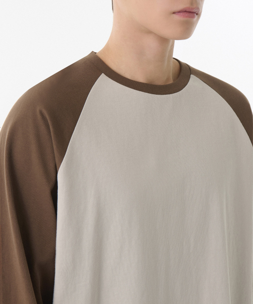 MUSINSA STANDARD（ムシンサスタンダード）の「リラックスドリップカフスラグラン長袖Tシャツ[マッシュルーム/ブラウン]（Tシャツ/カットソー・メンズ・その他・LARGE/X-LARGE/XX-LARGE/MEDIUM/SMALL/XXX-LARGE）」の3枚目の写真