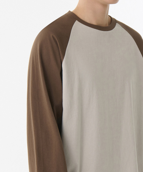 MUSINSA STANDARD（ムシンサスタンダード）の「リラックスドリップカフスラグラン長袖Tシャツ[マッシュルーム/ブラウン]（Tシャツ/カットソー・メンズ・その他・LARGE/X-LARGE/XX-LARGE/MEDIUM/SMALL/XXX-LARGE）」の5枚目の写真