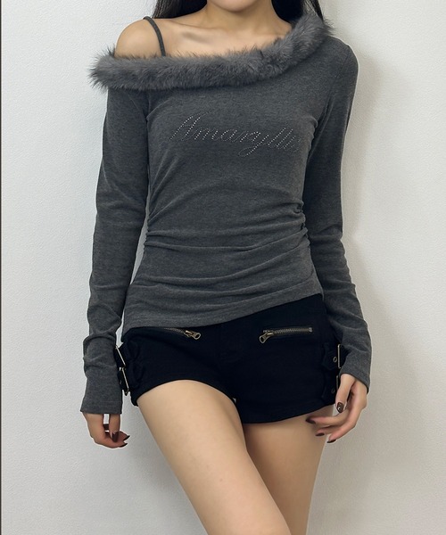 FOLLOWIN(フォロウィン)の「ファーオフショル ストーンロゴトップス(Tシャツ/カットソー・レディース・チャコールグレー/アイボリー/ブラウン・FREE)」の2枚目の写真