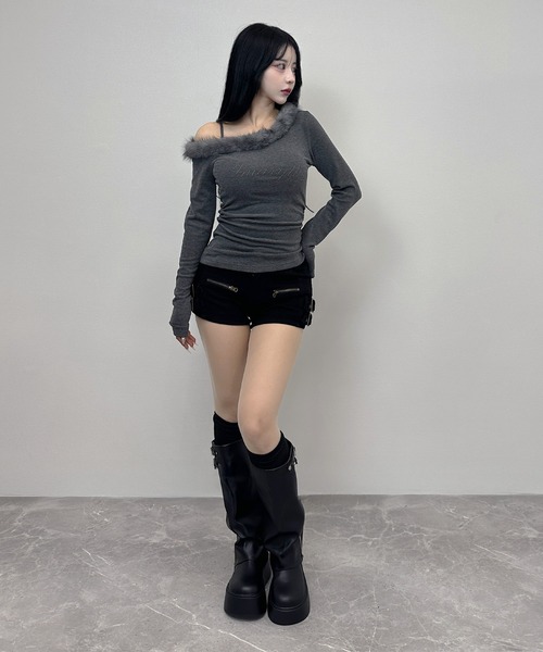 FOLLOWIN(フォロウィン)の「ファーオフショル ストーンロゴトップス(Tシャツ/カットソー・レディース・チャコールグレー/アイボリー/ブラウン・FREE)」の11枚目の写真