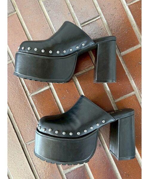 EVRIS（エヴリス）の「スタッズチャンキーヒールサボ（サンダル・レディース・ホワイト/ブラック・SMALL/MEDIUM/LARGE）」の2枚目の写真