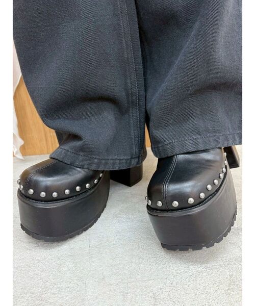 EVRIS（エヴリス）の「スタッズチャンキーヒールサボ（サンダル・レディース・ホワイト/ブラック・SMALL/MEDIUM/LARGE）」の6枚目の写真