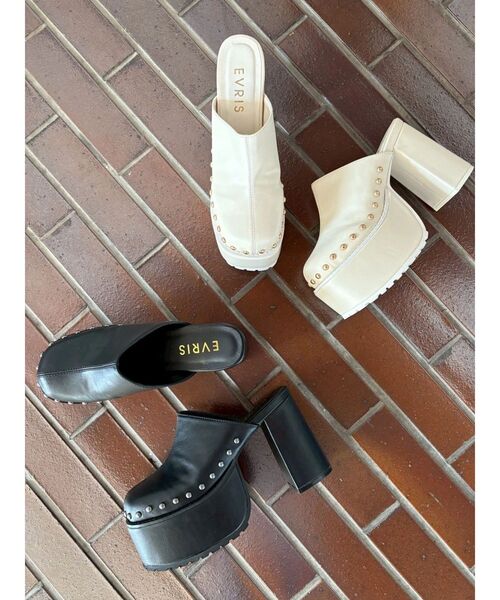 EVRIS（エヴリス）の「スタッズチャンキーヒールサボ（サンダル・レディース・ホワイト/ブラック・SMALL/MEDIUM/LARGE）」の9枚目の写真