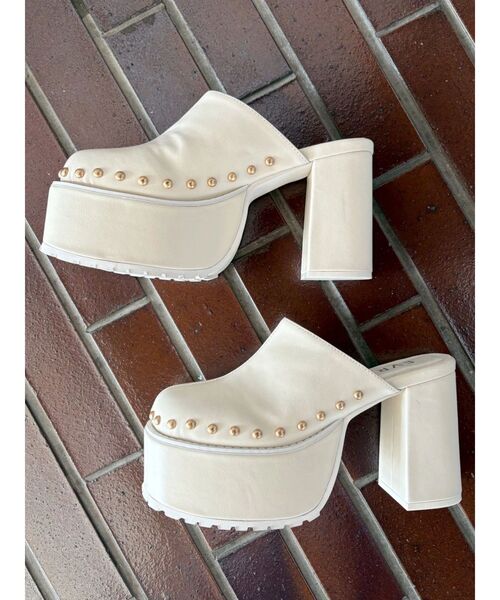 EVRIS（エヴリス）の「スタッズチャンキーヒールサボ（サンダル・レディース・ホワイト/ブラック・SMALL/MEDIUM/LARGE）」の11枚目の写真