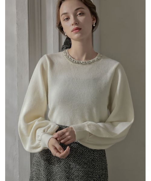 MEISM（ミズム）の「[2025-26 WINTER COLLECTION][MEISM by Re:EDIT]ビジュークルーネックパフスリーブニットプルオーバー（ニット/セーター・レディース・ブラック/オフホワイト/グレー・MEDIUM/LARGE）」の2枚目の写真