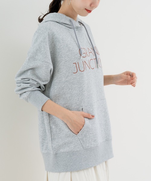 refinedworks（リファインドワークス）の「【refinedworks】 着回し抜群 の ロゴ スウェット パーカー（パーカー・レディース・ホワイト/グレー・FREE）」の4枚目の写真