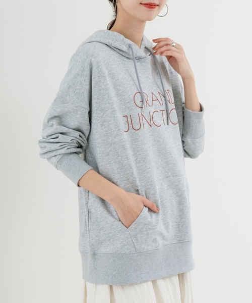 refinedworks（リファインドワークス）の「【refinedworks】 着回し抜群 の ロゴ スウェット パーカー（パーカー・レディース・ホワイト/グレー・FREE）」の3枚目の写真