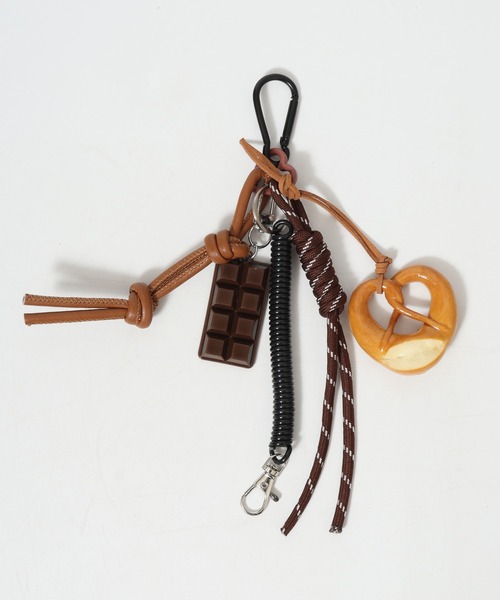 crossi(クロッシー)の「チョコ&プレッツェルモチーフじゃらじゃらチャーム(チャーム・レディース・ブラウン・FREE)」の2枚目の写真