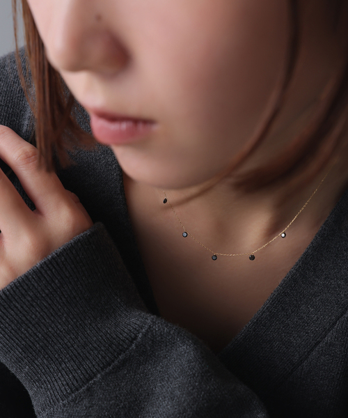 Lilas(リラ)の「ブラックホールダイヤ5pネックレス K18(ネックレス・レディース・ゴールド・FREE)」の2枚目の写真