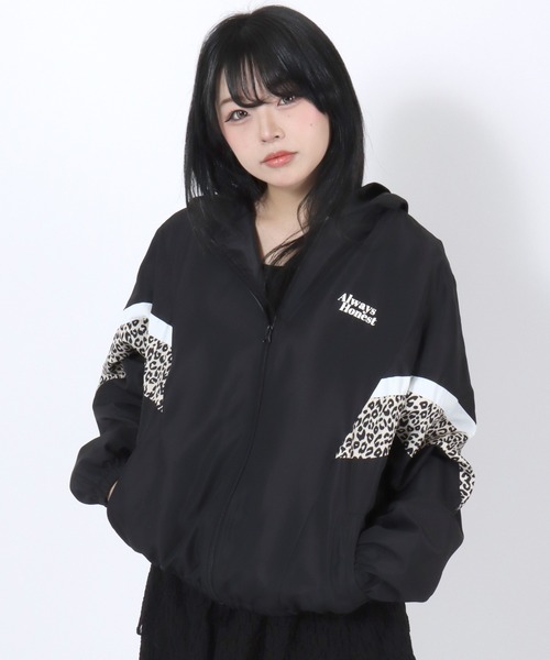 Salong hameu(サロン ハミュー)の「ビッグシルエット 袖配色ジップパーカー/ヒョウ柄 カモフラ 迷彩/ブルゾン/ライトアウター/ジャンパー(ナイロンジャケット・レディース・ブラック/ブラック×グリーン/ブラック×ベージュ・M/L)」の3枚目の写真
