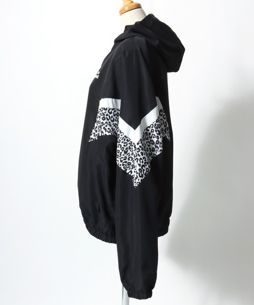 Salong hameu(サロン ハミュー)の「ビッグシルエット 袖配色ジップパーカー/ヒョウ柄 カモフラ 迷彩/ブルゾン/ライトアウター/ジャンパー(ナイロンジャケット・レディース・ブラック/ブラック×グリーン/ブラック×ベージュ・M/L)」の14枚目の写真