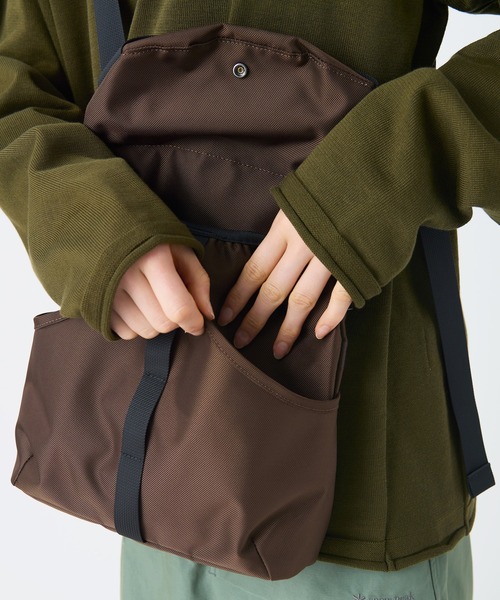 Snow Peak（スノーピーク）の「Snow Peak / Recycled Cordura Shoulder Bag  リサイクルコーデュラショルダーバッグ（ショルダーバッグ・メンズ・ブラウン/ブラック・ONE SIZE）」の8枚目の写真