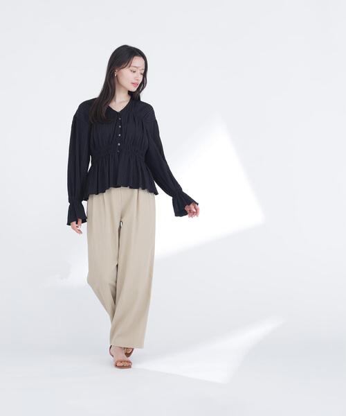 NATURAL BEAUTY BASIC（ナチュラルビューティーベーシック）の「◇Ｖネックギャザーブラウス（シャツ/ブラウス・レディース・ライトグリーン/ブラック/オフホワイト・FREE）」の7枚目の写真
