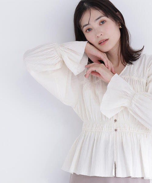 NATURAL BEAUTY BASIC（ナチュラルビューティーベーシック）の「◇Ｖネックギャザーブラウス（シャツ/ブラウス・レディース・ライトグリーン/ブラック/オフホワイト・FREE）」の2枚目の写真