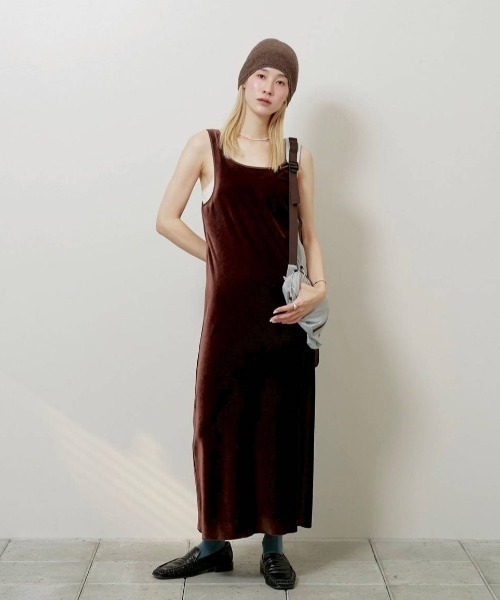 TODAYFUL（トゥデイフル）の「Velour Pencil Dress（ドレス・レディース・ブラウン/ブラック・36inch/38inch）」の3枚目の写真