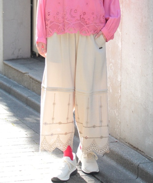 SUPER HAKKA（スーパーハッカ）の「レーヨンナイロンツイル　フラワーポイントスカラップ刺繍ワイドパンツ（その他パンツ・レディース・ブラック/グレー/ベージュ・FREE）」の3枚目の写真