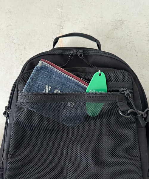 Lee(リー)の「Lee/撥水バックルリュッククリアポーチ付き/約17L/デイリーユース/PC収納/ユニセックス(バックパック/リュック・レディース・ブラック×ブラック・FREE)」の22枚目の写真