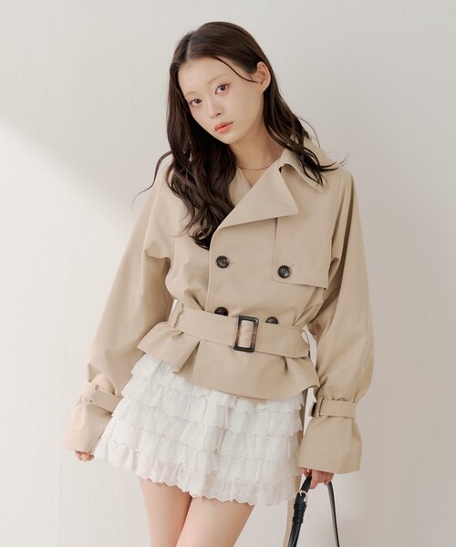 Chico(チコ)の「ショートフレアトレンチコート(トレンチコート・レディース・ベージュ/ライトベージュ・MEDIUM/FREE)」の3枚目の写真