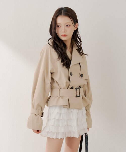 Chico(チコ)の「ショートフレアトレンチコート(トレンチコート・レディース・ベージュ/ライトベージュ・MEDIUM/FREE)」の4枚目の写真