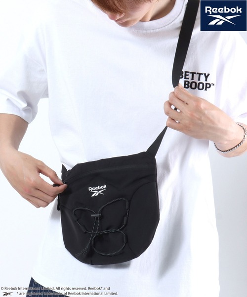 Reebok（リーボック）の「Reebok（リーボック）ナイロン ミニショルダーバッグ ドローコード / メンズ レディース コンパクト サブバッグ（ショルダーバッグ・メンズ・チャコールグレー/グレイッシュベージュ/ブラック・FREE）」の2枚目の写真