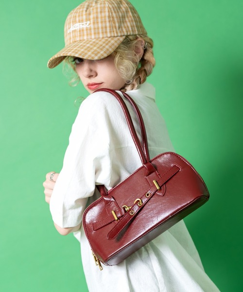 an meets zakka(アンミツザッカ)の「an meets zakka レトロフックベルト装飾アンティーク艶出し合成皮革ミニボストンバッグ(ボストンバッグ・レディース・ブラウン/レッド/ブラック・ONESIZE)」の3枚目の写真