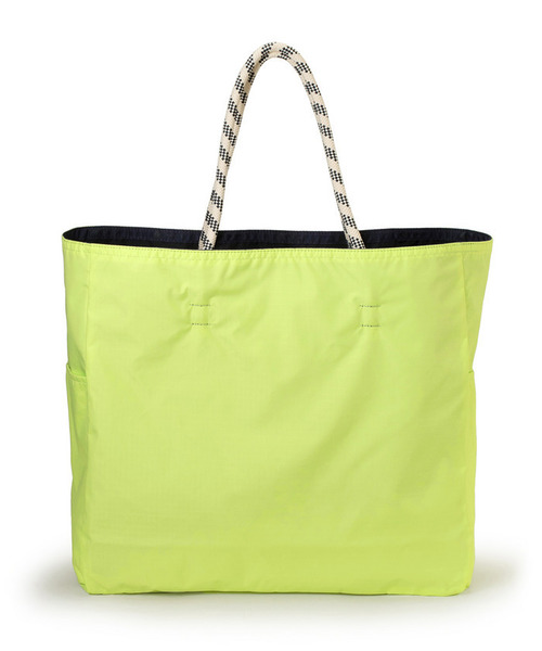 LeSportsac(レスポートサック)の「LARGE 2 WAY TOTE 2ウェイディープシーブルー/ライム(トートバッグ・レディース・ブラック・FREE)」の9枚目の写真