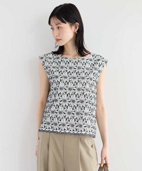 YECCA VECCA(イェッカヴェッカ)の「フラワーレースブラウス【セットアップ対応】(シャツ/ブラウス・レディース・オフホワイト/ネイビー/ライトブルー・FREE)」の2枚目の写真