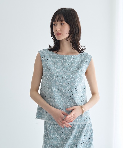 YECCA VECCA(イェッカヴェッカ)の「フラワーレースブラウス【セットアップ対応】(シャツ/ブラウス・レディース・オフホワイト/ネイビー/ライトブルー・FREE)」の3枚目の写真