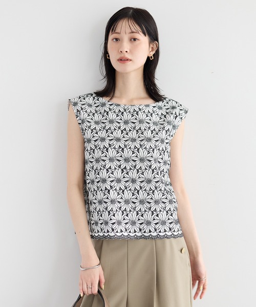 YECCA VECCA(イェッカヴェッカ)の「フラワーレースブラウス【セットアップ対応】(シャツ/ブラウス・レディース・オフホワイト/ネイビー/ライトブルー・FREE)」の4枚目の写真