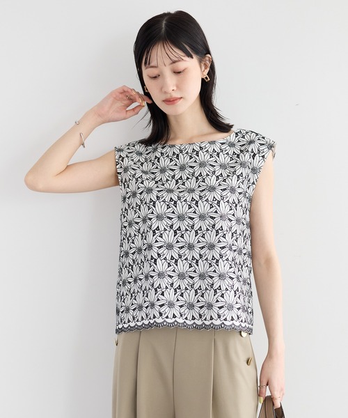 YECCA VECCA(イェッカヴェッカ)の「フラワーレースブラウス【セットアップ対応】(シャツ/ブラウス・レディース・オフホワイト/ネイビー/ライトブルー・FREE)」の5枚目の写真