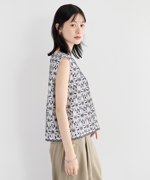 YECCA VECCA(イェッカヴェッカ)の「フラワーレースブラウス【セットアップ対応】(シャツ/ブラウス・レディース・オフホワイト/ネイビー/ライトブルー・FREE)」の6枚目の写真