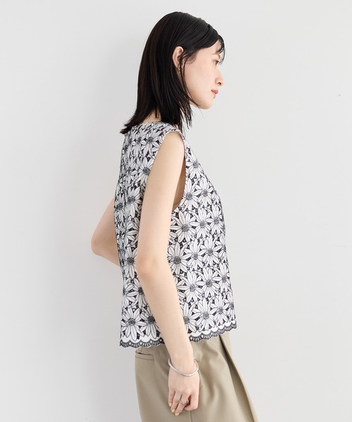 YECCA VECCA(イェッカヴェッカ)の「フラワーレースブラウス【セットアップ対応】(シャツ/ブラウス・レディース・オフホワイト/ネイビー/ライトブルー・FREE)」の7枚目の写真