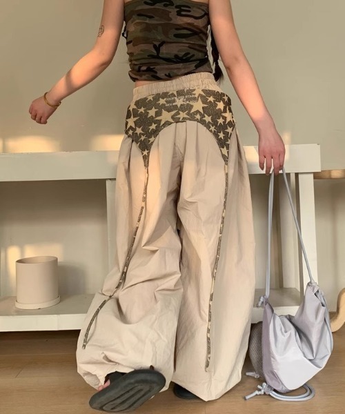 Sibra(シブラ)の「スカーフレイヤードデザイン バルーンワイドパンツ(カーゴパンツ・レディース・ベージュ・M)」の13枚目の写真