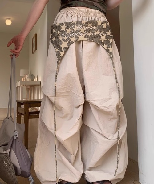 Sibra(シブラ)の「スカーフレイヤードデザイン バルーンワイドパンツ(カーゴパンツ・レディース・ベージュ・M)」の16枚目の写真