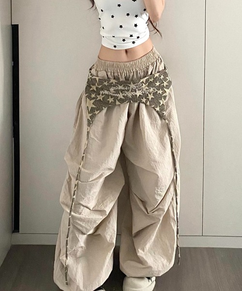 Sibra(シブラ)の「スカーフレイヤードデザイン バルーンワイドパンツ(カーゴパンツ・レディース・ベージュ・M)」の2枚目の写真