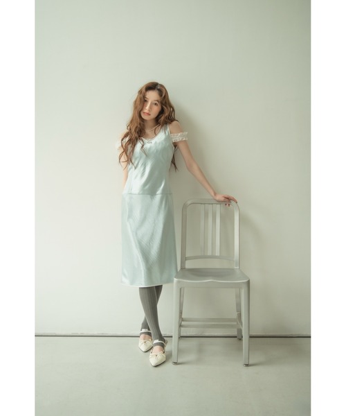 LILY BROWN(リリーブラウン)の「サテンタイトワンピース(ワンピース・レディース・ライトブルー/ピンク/ブラック・F)」の3枚目の写真