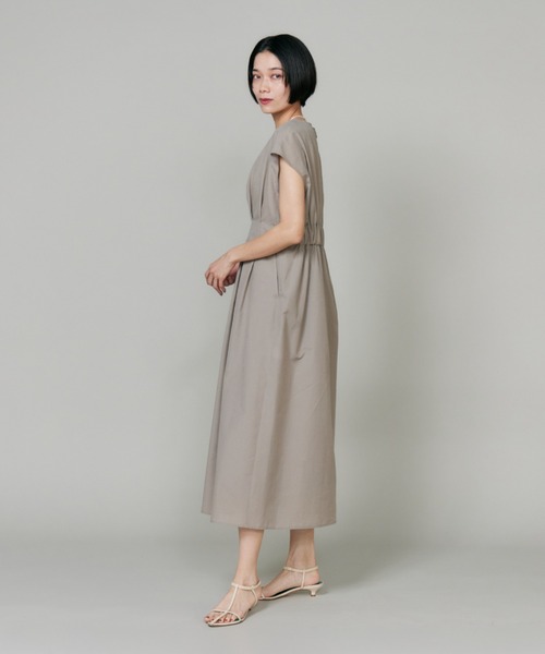 INED（イネド）の「綿麻タックディティールワンピース（ワンピース・レディース・モカ・9号）」の3枚目の写真