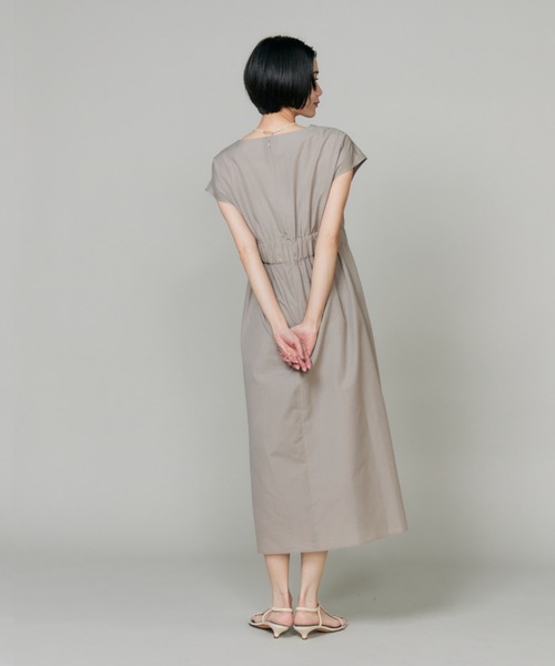 INED（イネド）の「綿麻タックディティールワンピース（ワンピース・レディース・モカ・9号）」の4枚目の写真