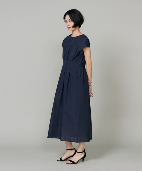 INED（イネド）の「綿麻タックディティールワンピース（ワンピース・レディース・モカ・9号）」の7枚目の写真