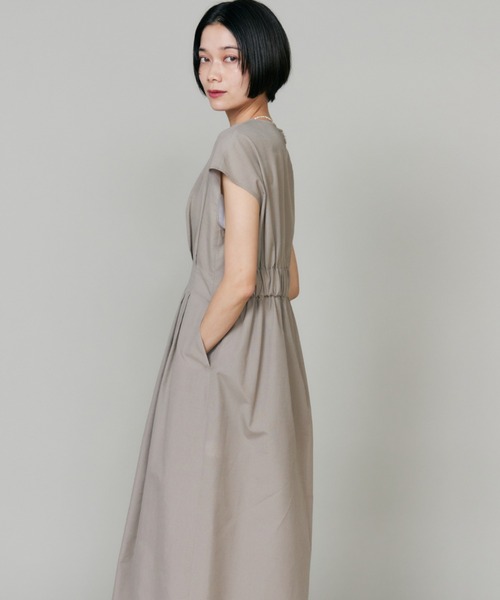 INED（イネド）の「綿麻タックディティールワンピース（ワンピース・レディース・モカ・9号）」の9枚目の写真