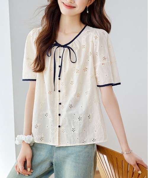 &soiree(アンドソワレ)の「レースパイピングリボン付き半袖トップス(シャツ/ブラウス・レディース・アイボリー・X-LARGE/LARGE/MEDIUM)」の1枚目の写真