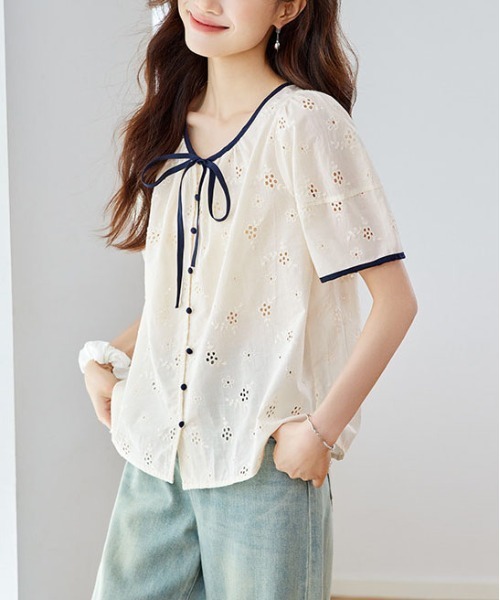 &soiree(アンドソワレ)の「レースパイピングリボン付き半袖トップス(シャツ/ブラウス・レディース・アイボリー・X-LARGE/LARGE/MEDIUM)」の2枚目の写真
